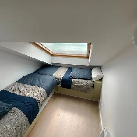 In Mit Grossem Balkon Und Meerblick By Interhome