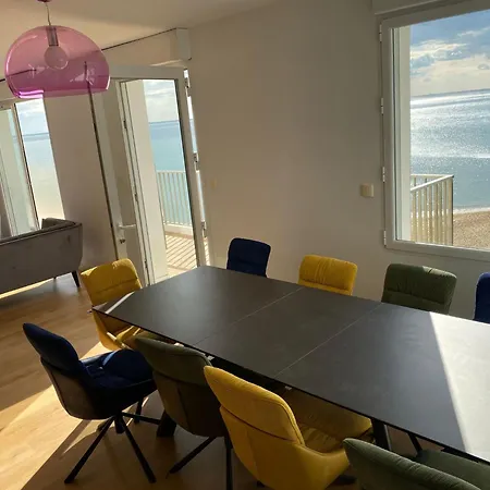 In Mit Grossem Balkon Und Meerblick By Interhome